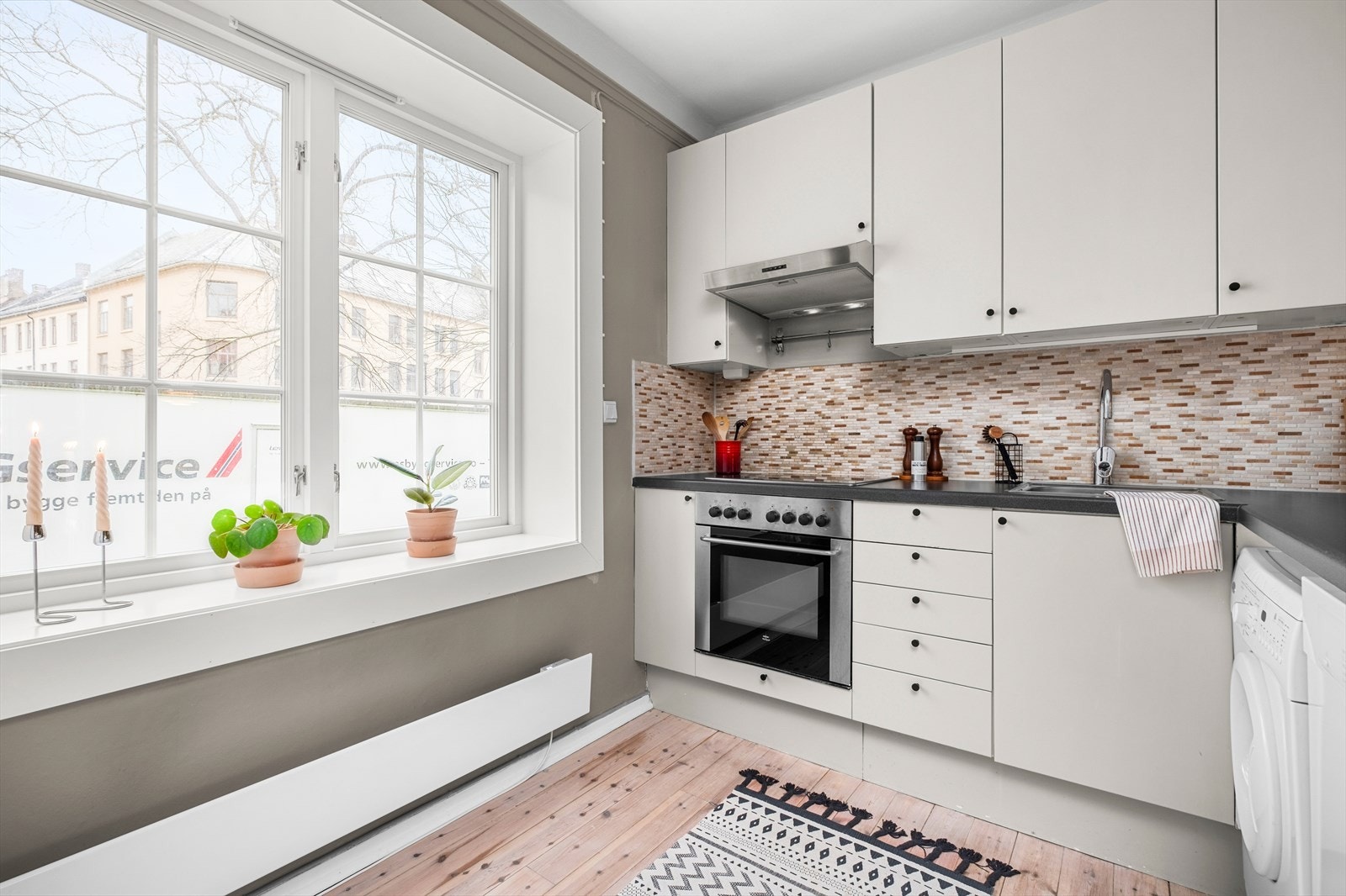 Stilrent kjøkken i tidløs utførelse. Det er gjort gode oppgraderinger på kjøkkenet i 2019 som blant annet platetopp, komfyr og ventilator. Galleribilde