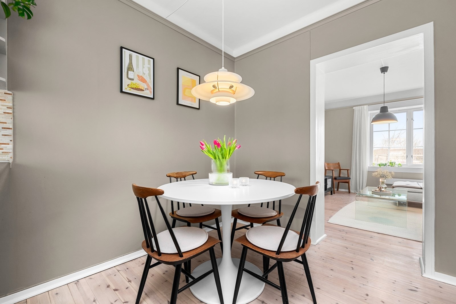 Den delvis åpne stue- og kjøkkenløsningen strekker seg over hele 30,3 m² og gir mulighet for møblering i ulike soner. Galleribilde