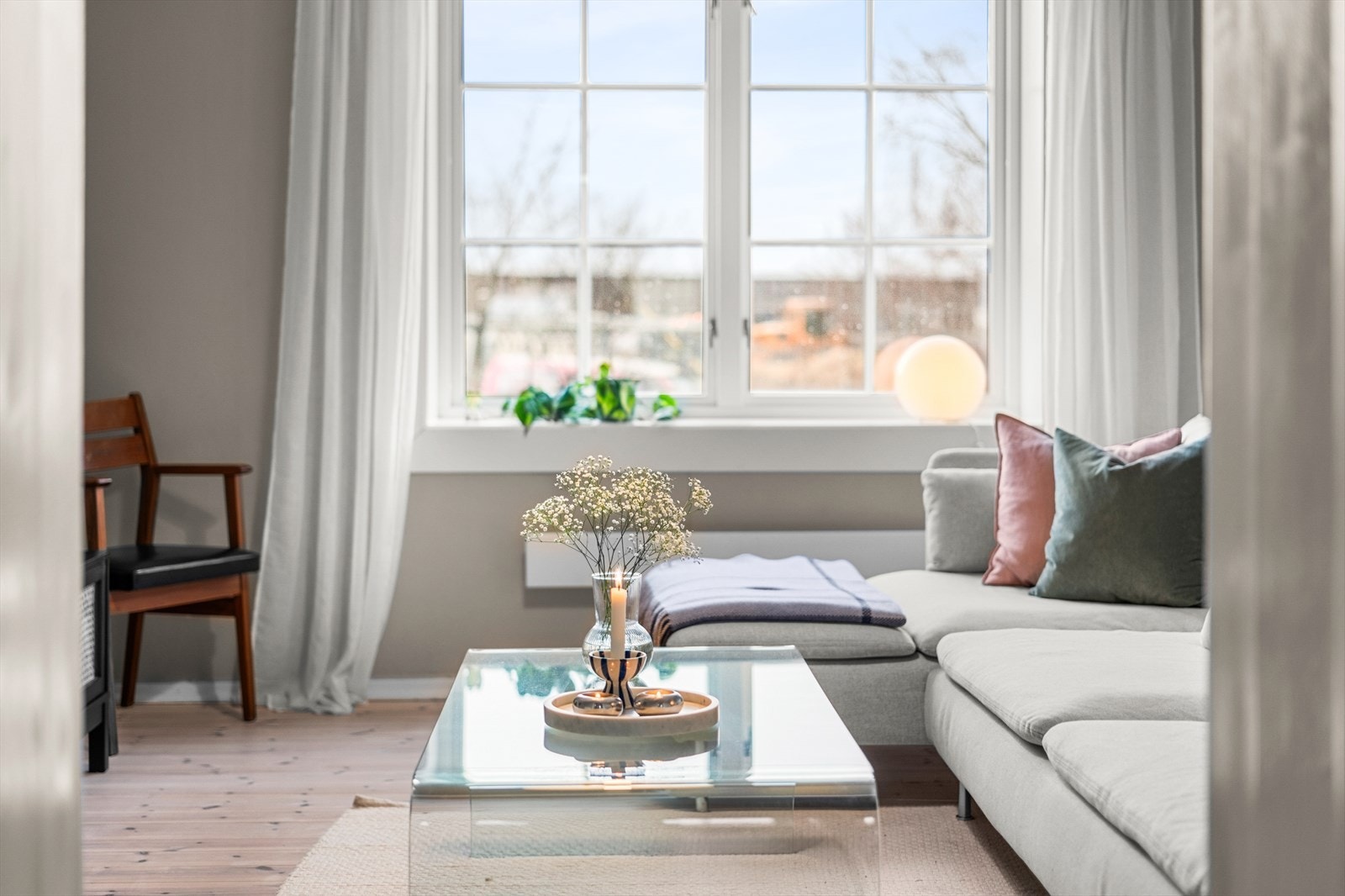 Det er soneparkering like utenfor leiligheten etter gjeldende bestemmelser fra kommunen. Det er også kort vei til kollektivtransport. Galleribilde