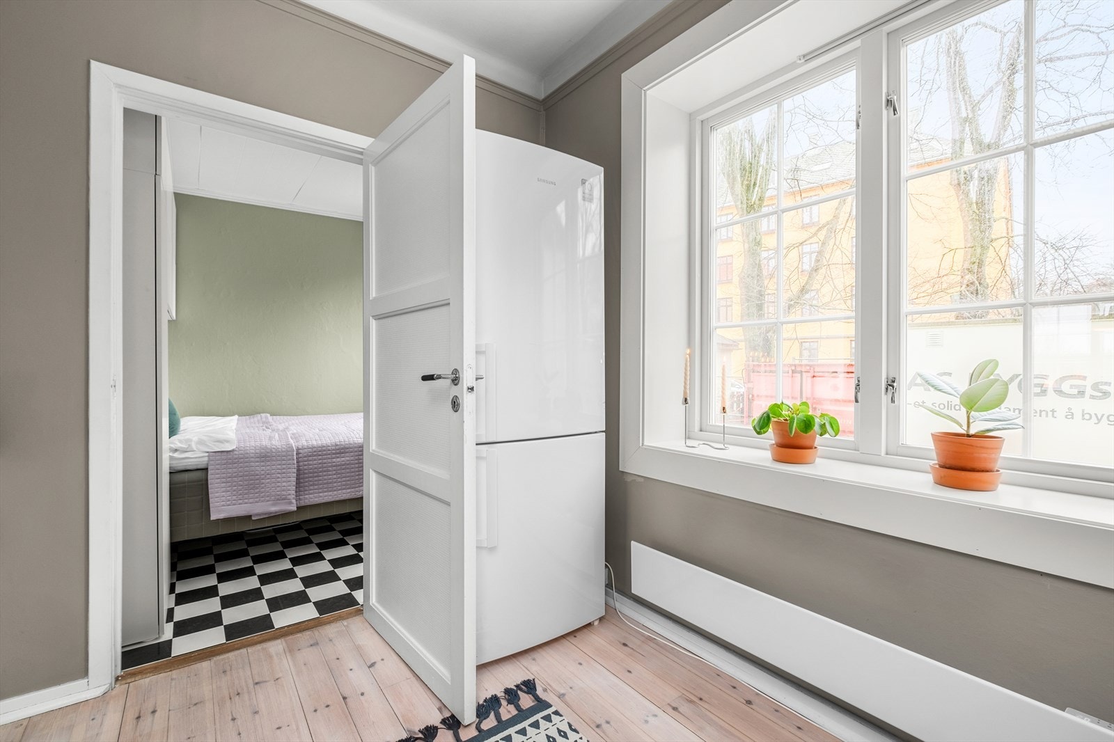 I klassisk bygårdsstil har leiligheten dype vinduskarmer, og de romslige vindusflatene sørger for rikelig med lysinnslipp. Galleribilde