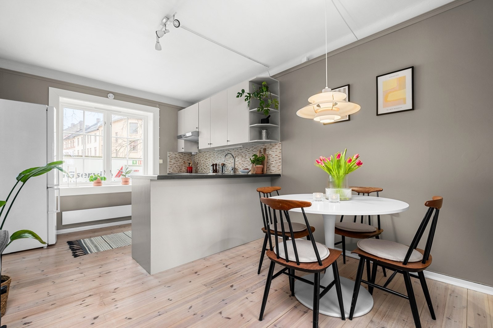 Etter dagens løsning får spiseseksjon sin naturlige plassering mellom kjøkkenet og stuen. Galleribilde