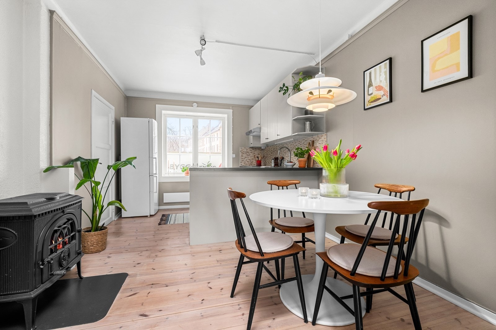 Videre varmes leiligheten opp via elektrisitet og behagelig vedfyring. Galleribilde