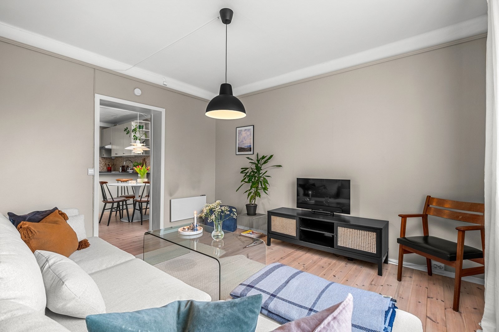 Leiligheten byr på stue, kjøkken, soverom, bad og entré. Det medfølger totalt 2 boder, 1 i kjeller og 1 på loftet. Galleribilde