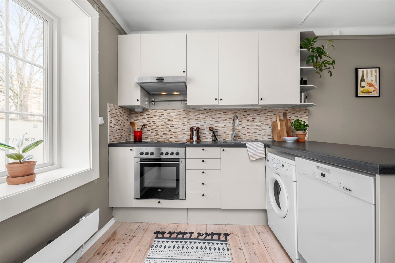 Kjøkkenet byr på integrerte hvitevarer som oppvaskmaskin, komfyr, platetopp og ventilator. Disse medfølger naturligvis handelen. Galleribilde