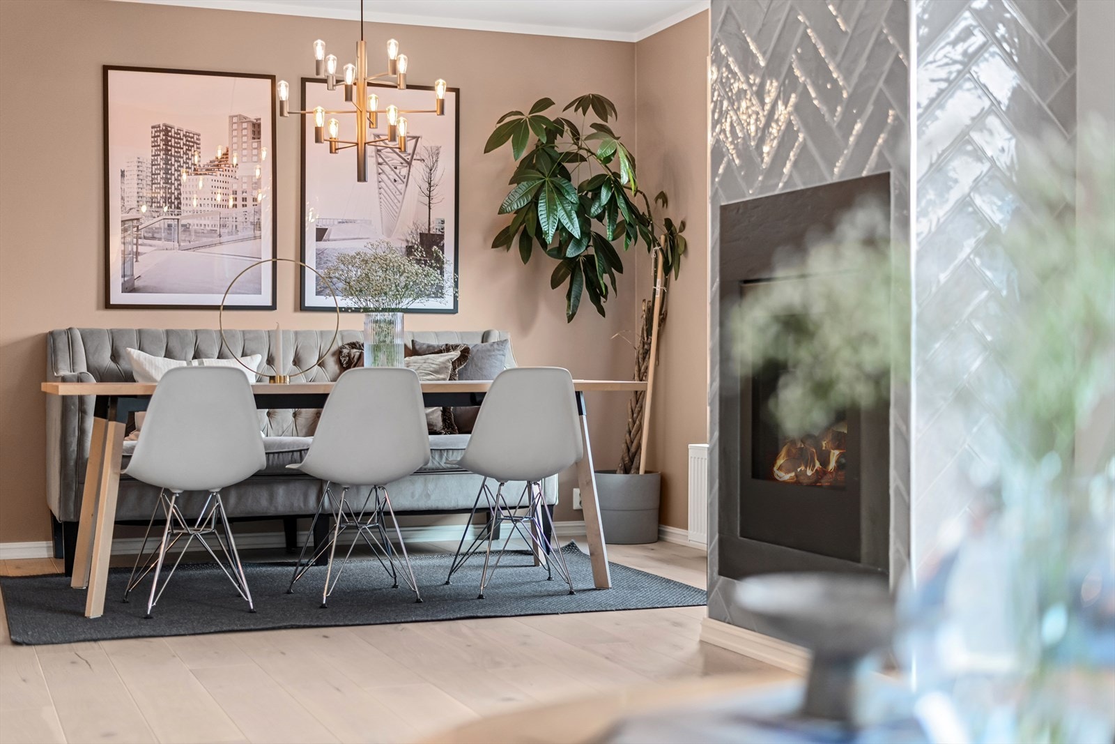 Velkommen til Lørenveien 43A en lekker hjørneleilighet med fine solforhold og god standard! Galleribilde