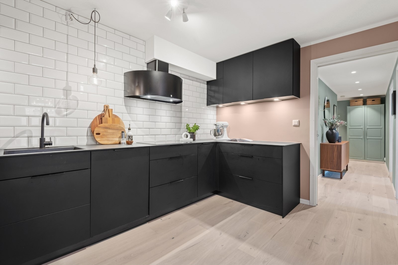 Kjøkkenet har gode arbeidsflater og godt med oppbevaring. Galleribilde