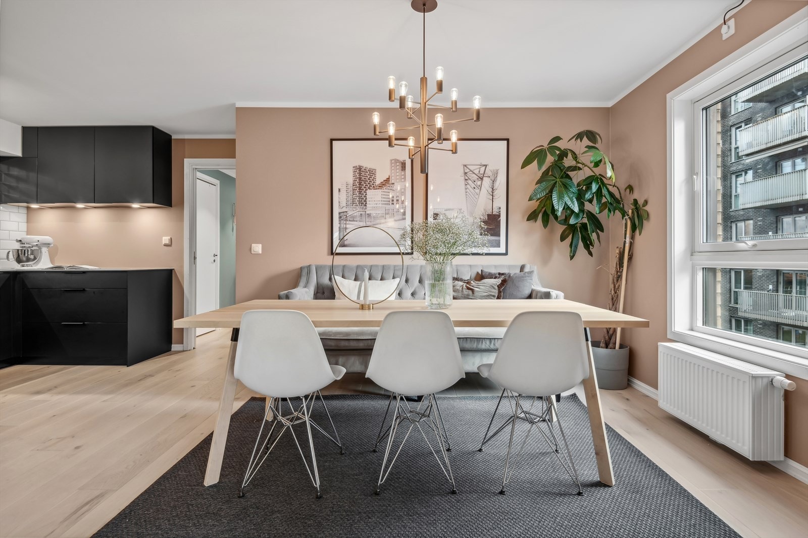 Spiseplass med stilfull belysning og plass til mange gjester. Galleribilde