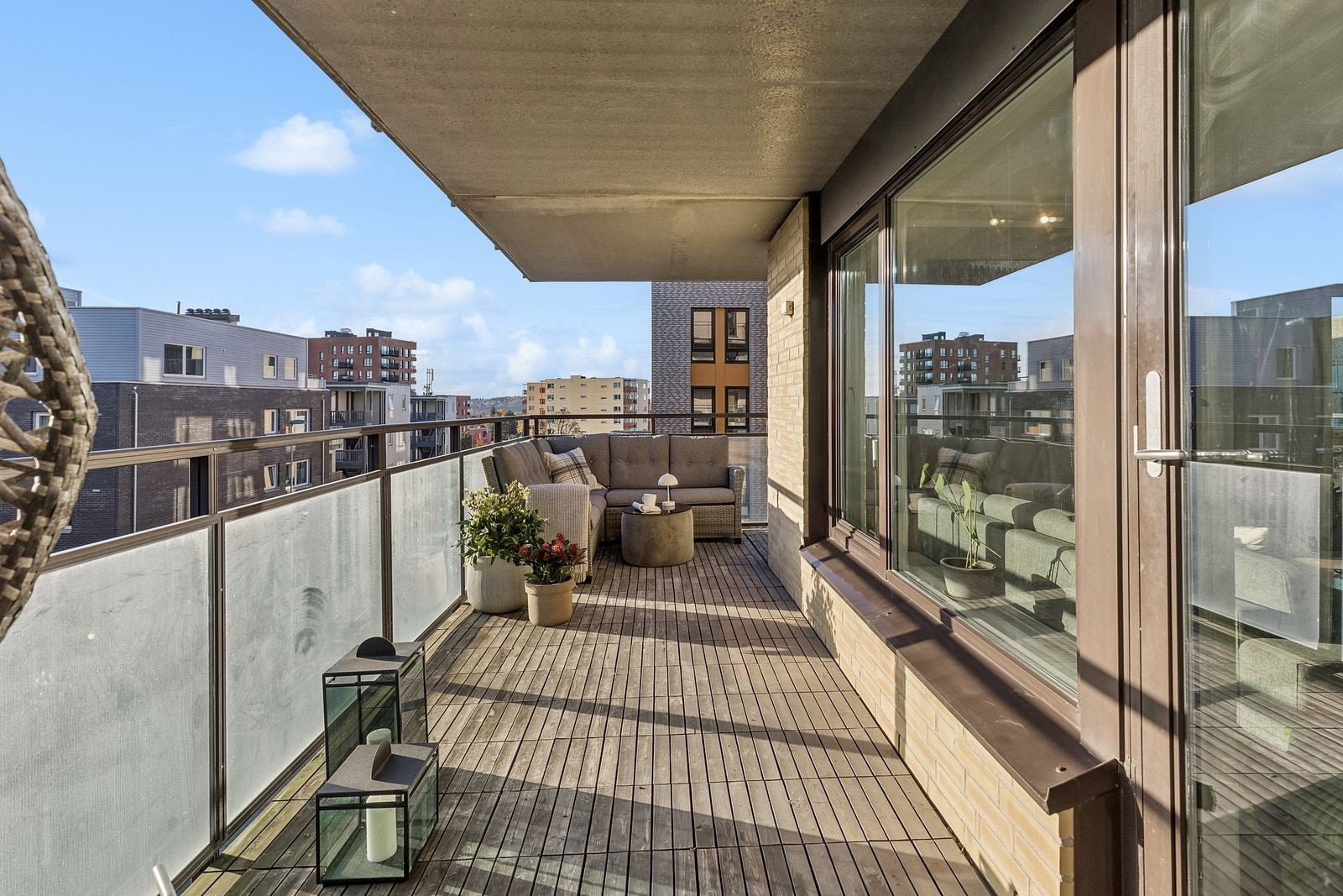 Utgang fra stue til sydvest og sydøst vendt hjørnebalkong på 21 m² Galleribilde