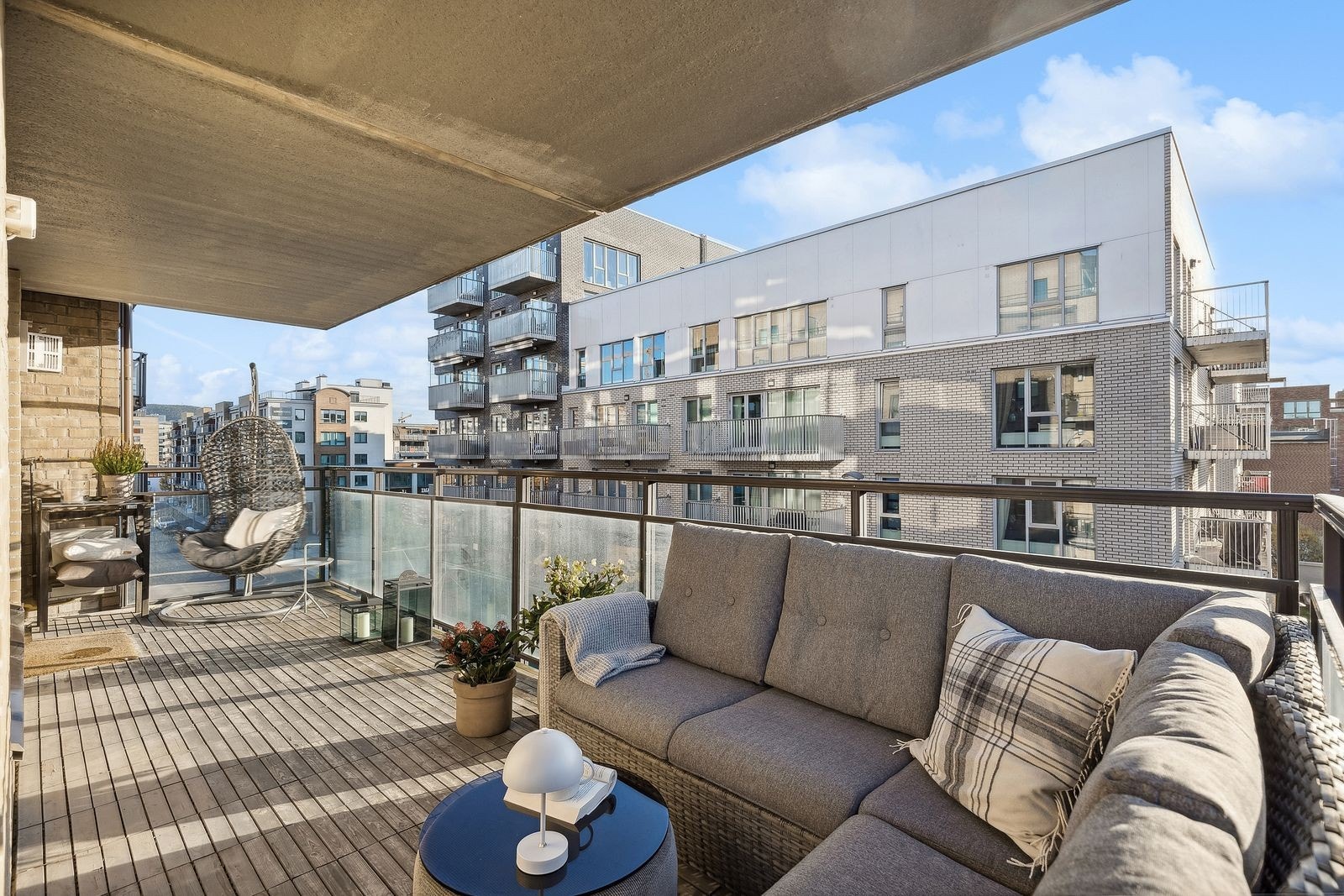 Her er det rikelig med plass til sittegrupper og flere soner. Galleribilde