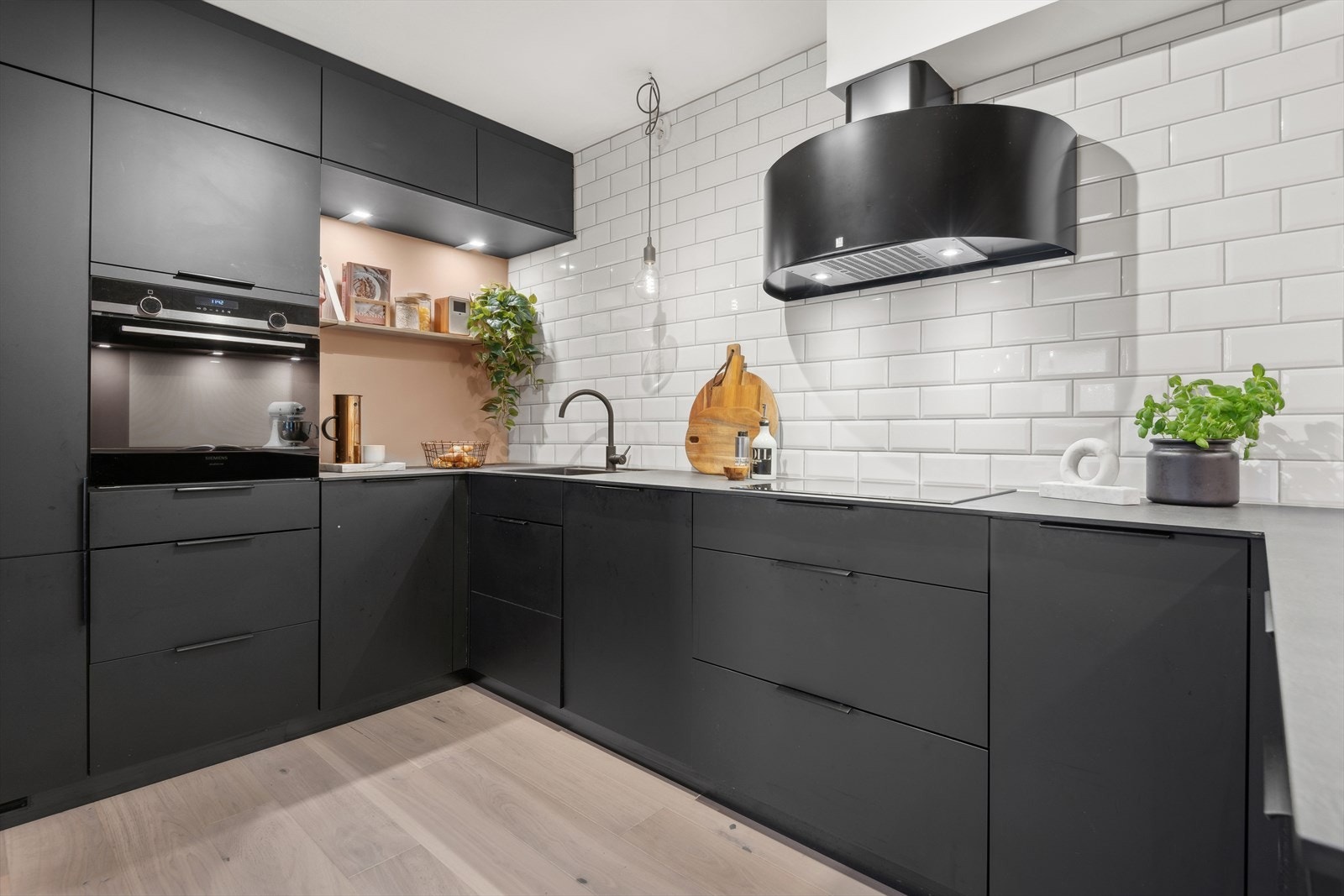 Moderne Kvikk kjøkken med gode hvitevarer og gjennomtenkte løsninger. Galleribilde