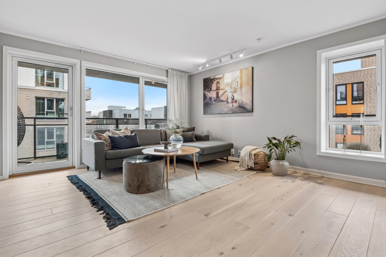 Stuen er svært romslig og har flere møbleringsmuligheter. Galleribilde