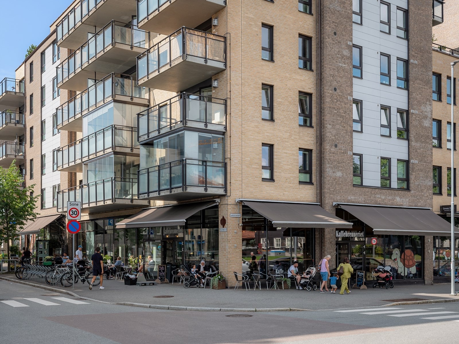 Kaffebrenneriet ligger i 1 etg om man skulle ha lyst på noe godt. Galleribilde