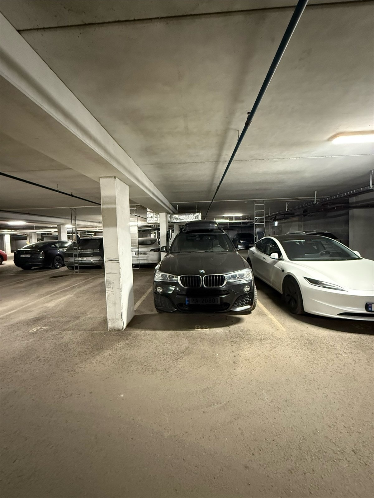 Garasjeplass i kjeller med heis ned. Galleribilde