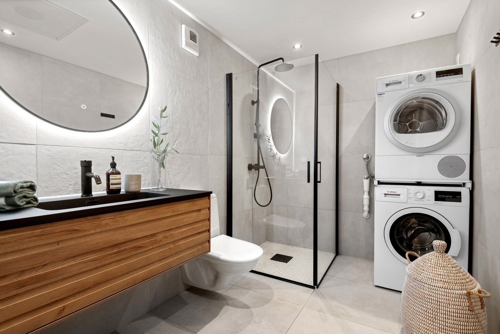 Nydelig baderom med moderne innredning. Plass til både tørk og vaskemaskin. Galleribilde