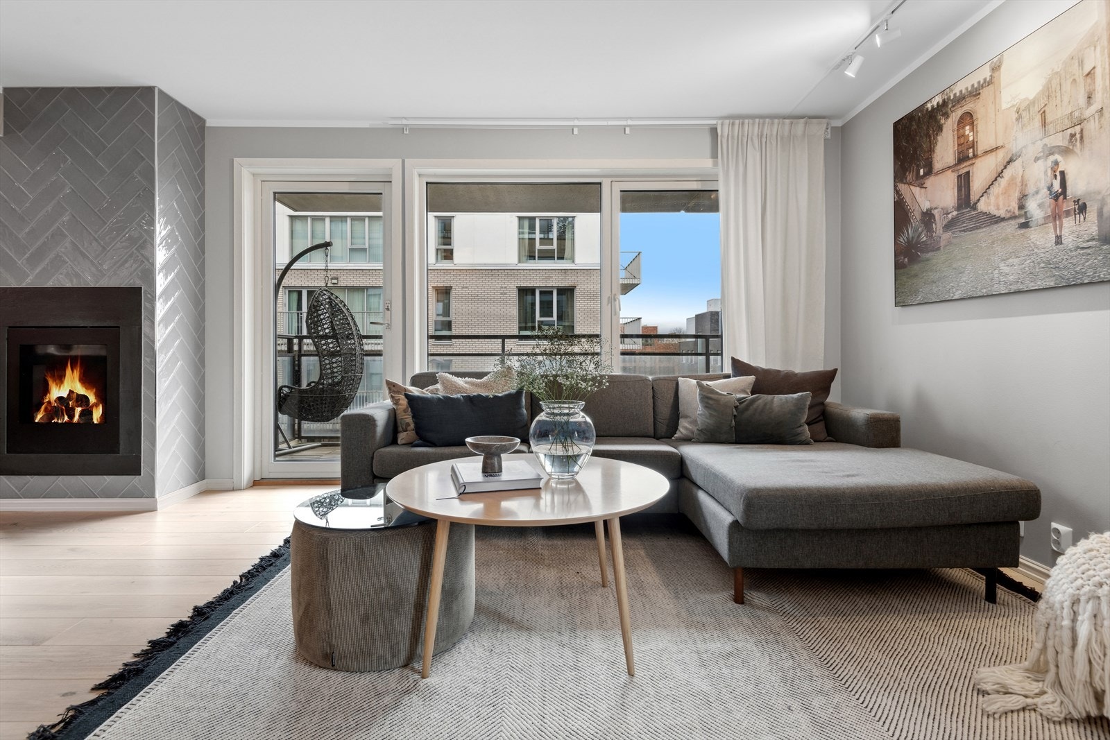 Store vinduer fra to sider skaper en god og lys atmosfære. Galleribilde