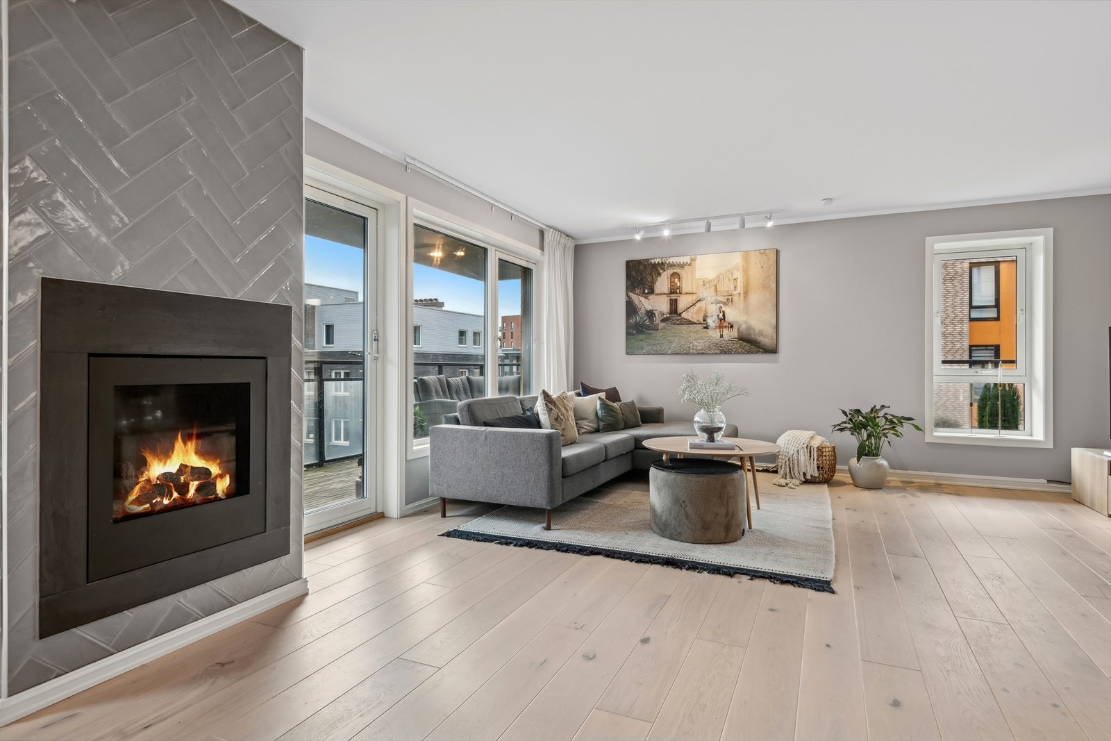 Romslig stue med plass til stor sofagruppe. Galleribilde