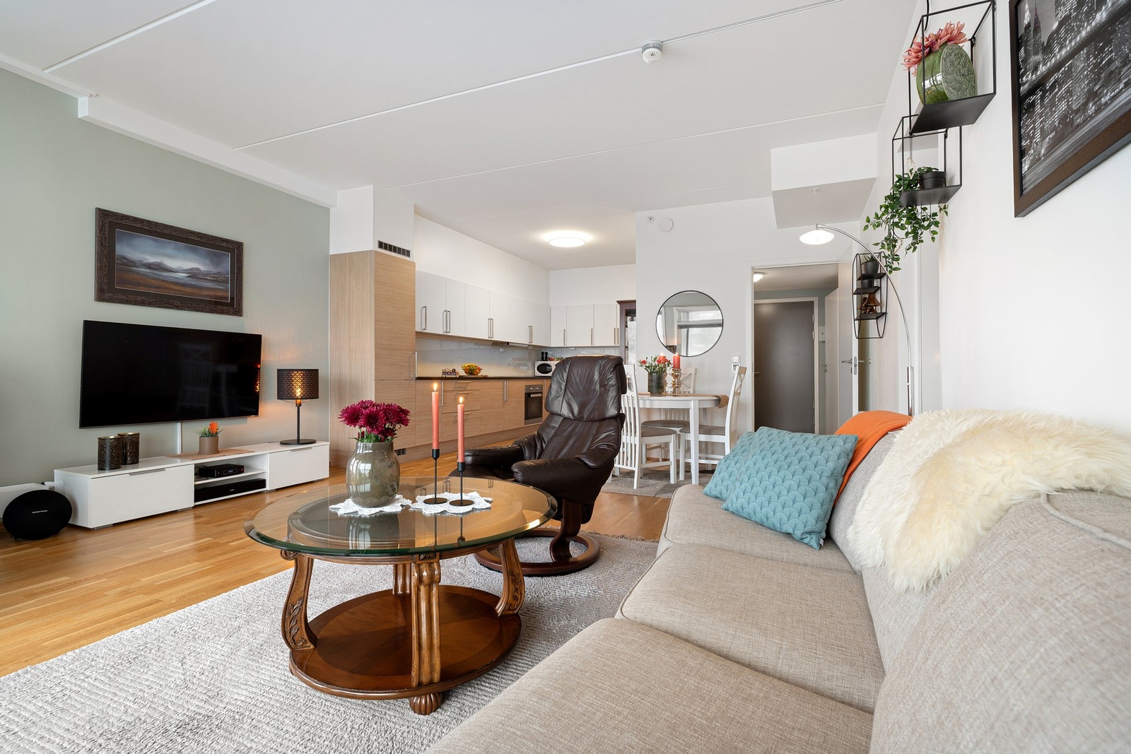 Arealeffektiv planløsning med stue og kjøkken i åpen løsning Galleribilde