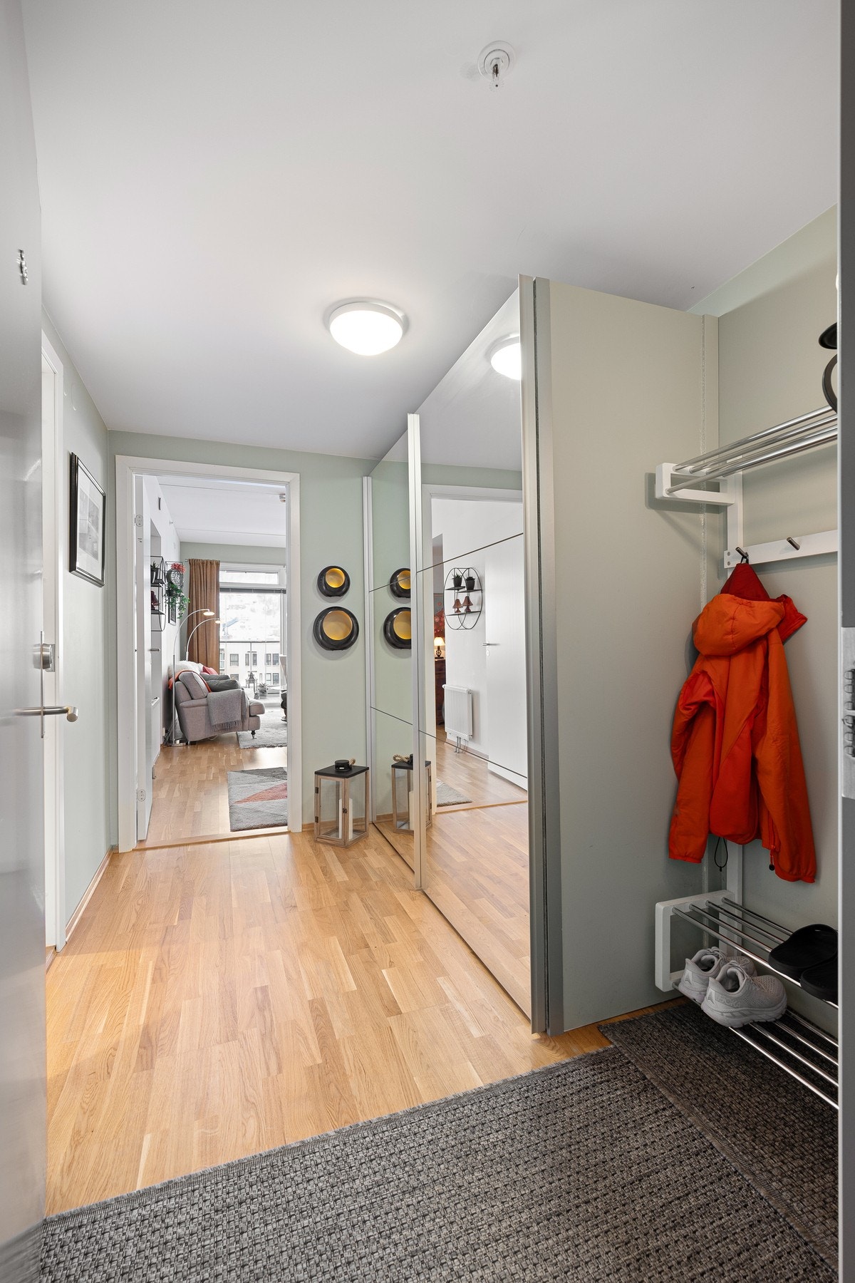 I entréen er det stor skyvedørsgarderobe Galleribilde