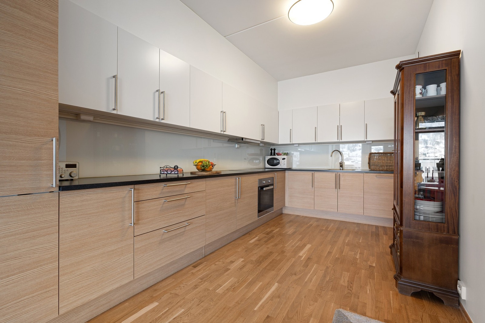 Innvendig byr blant annet boligen på et stilrent kvalitetskjøkken fra JKE Galleribilde