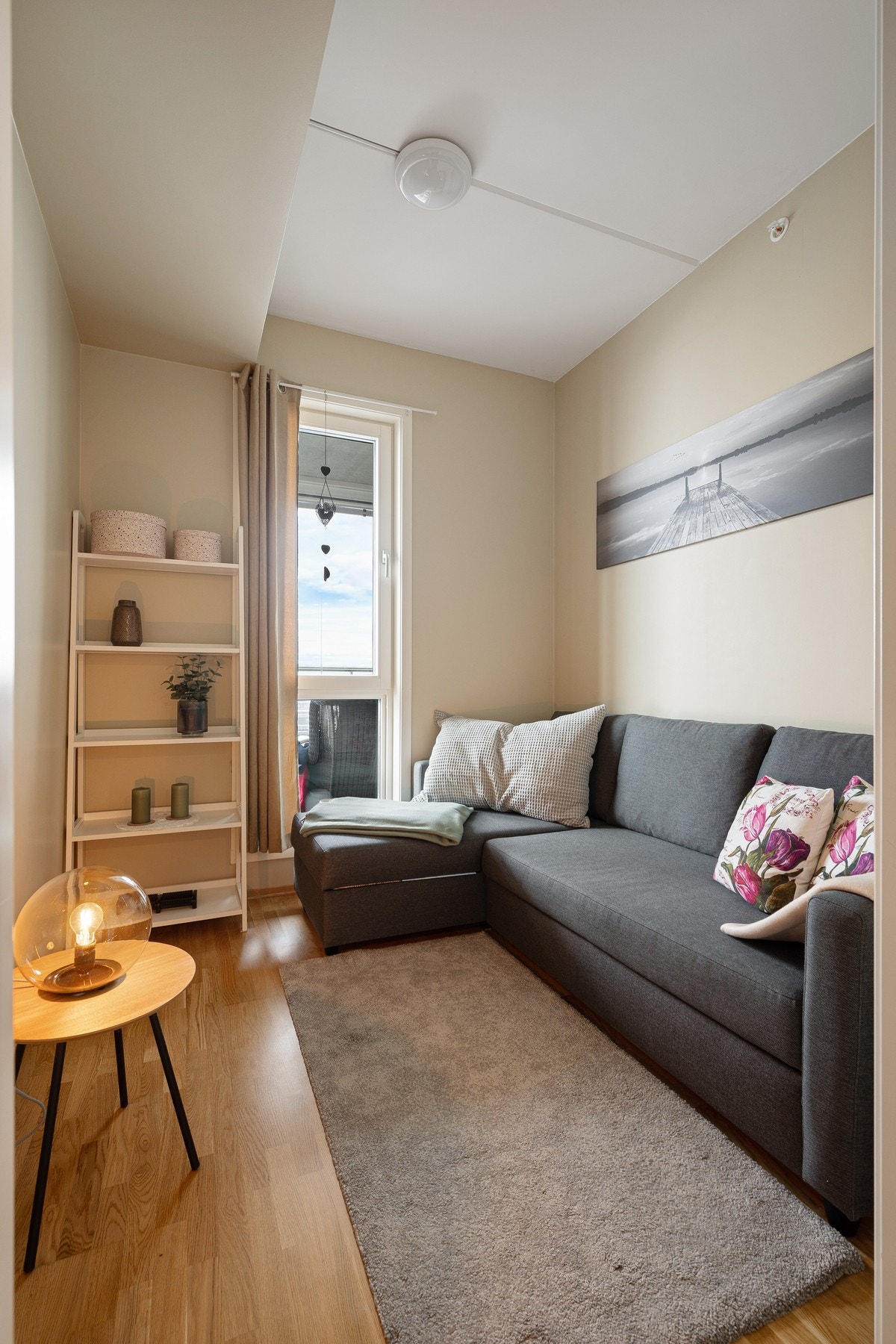 Soverom nr 2 er i dag innredet som hobbyrom - men passer fint som barnerom eller gjesterom Galleribilde