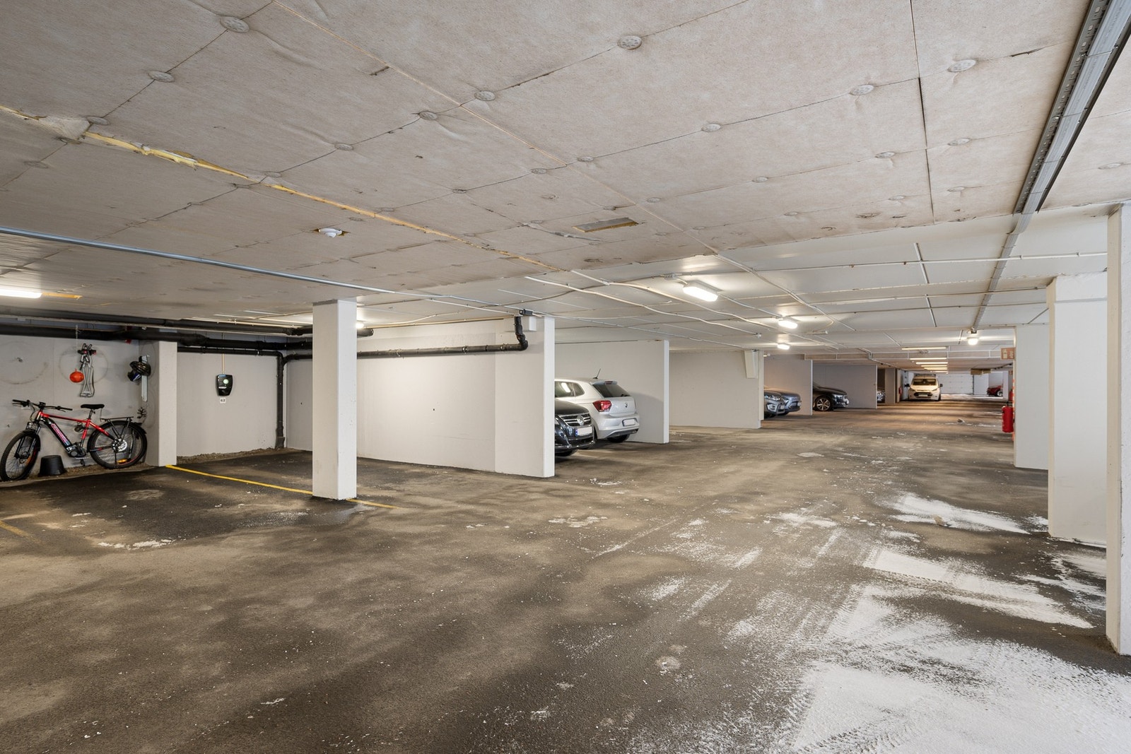 Leiligheten disponerer en egen parkeringsplass med uttak for lading av elbil Galleribilde