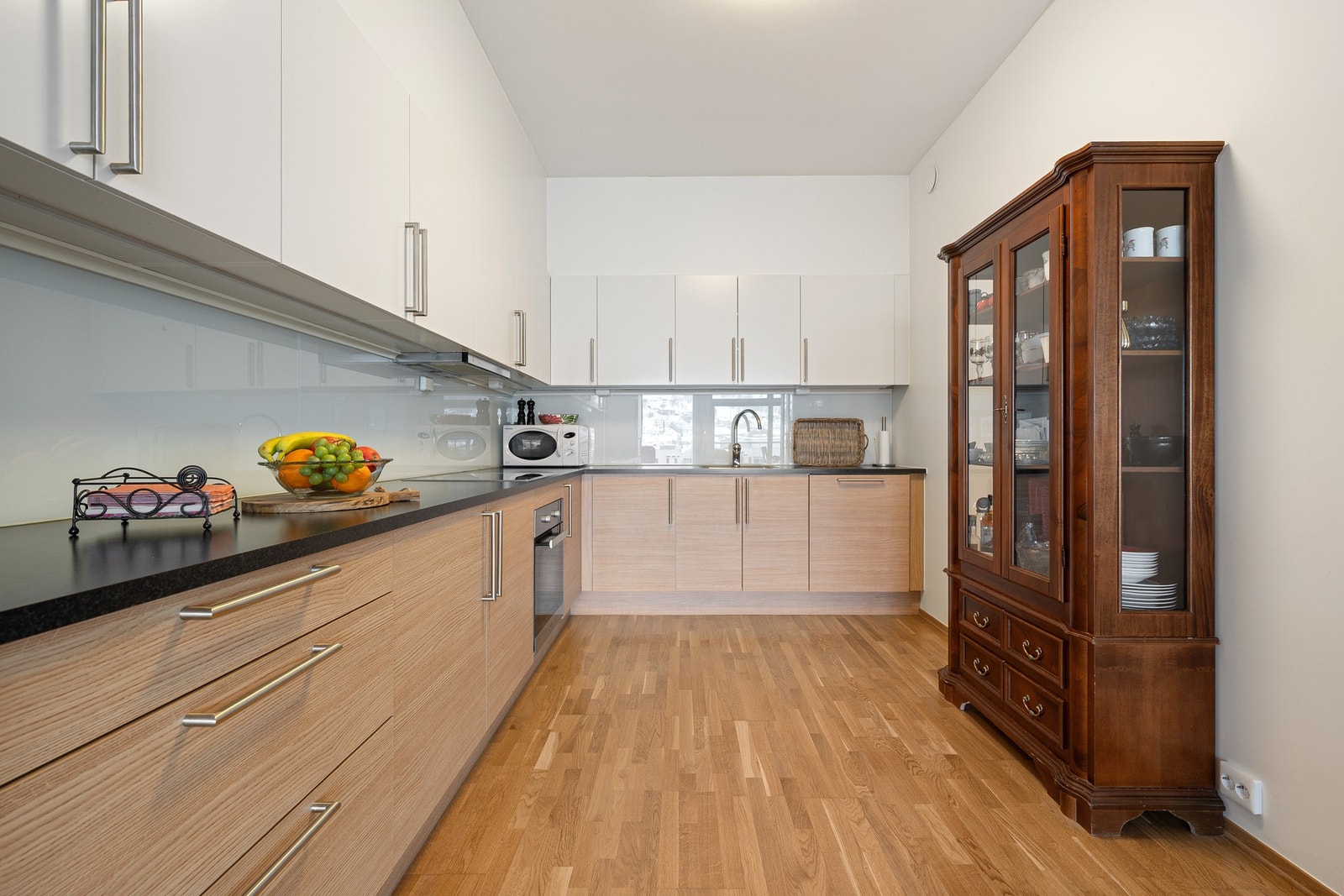 Innredning levert av JKE med moderne kombinasjon av farge og materialvalg på over- og underskap Galleribilde