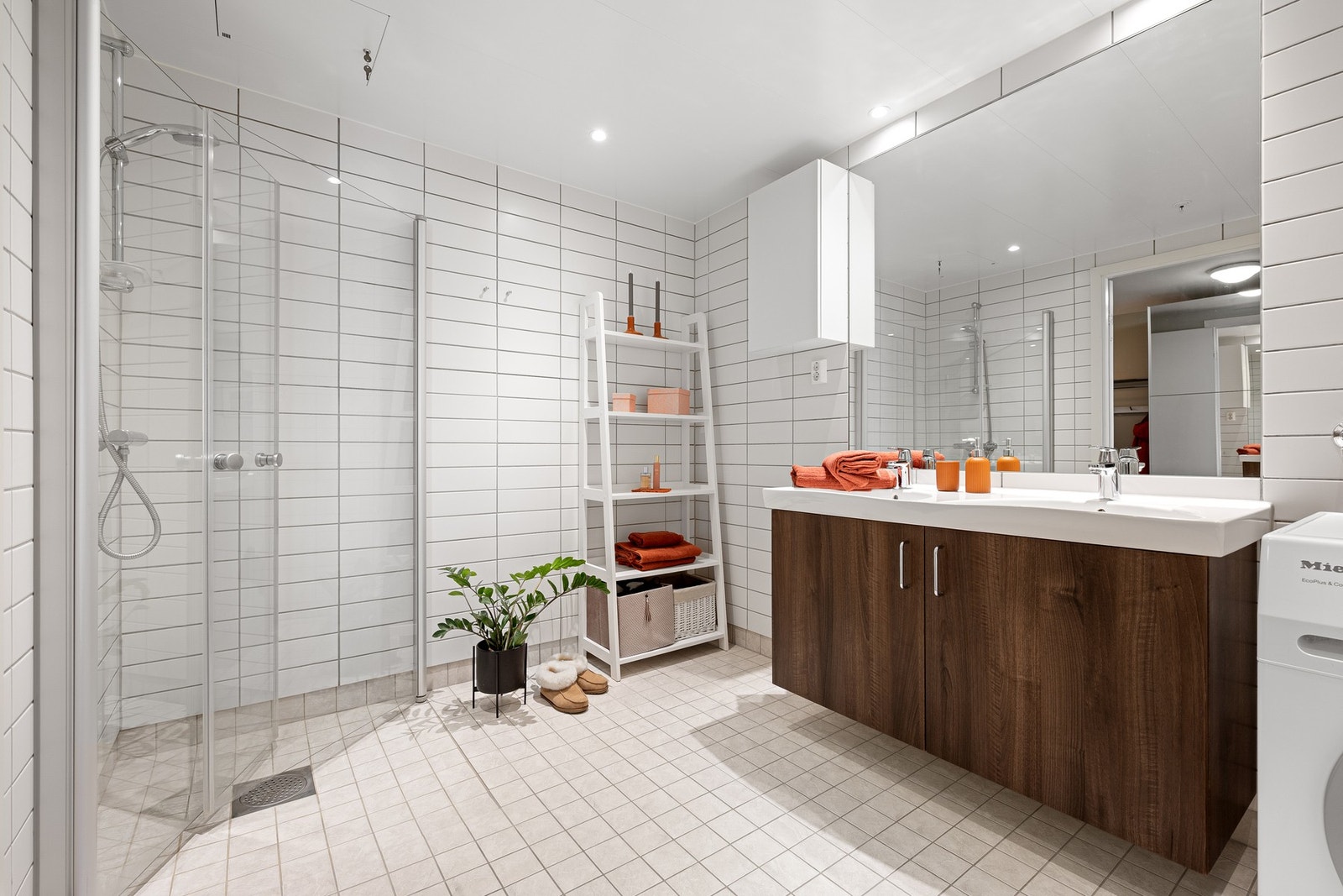 Pent og romslig bad med flislagte vegger og gulv (med varme) Galleribilde