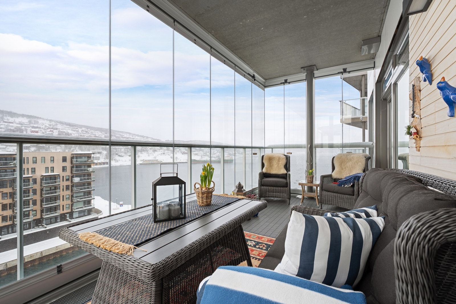 Fra leilighetens 9. etasje har du strålende utsikt fra den vestvendte innglassede balkongen! Galleribilde