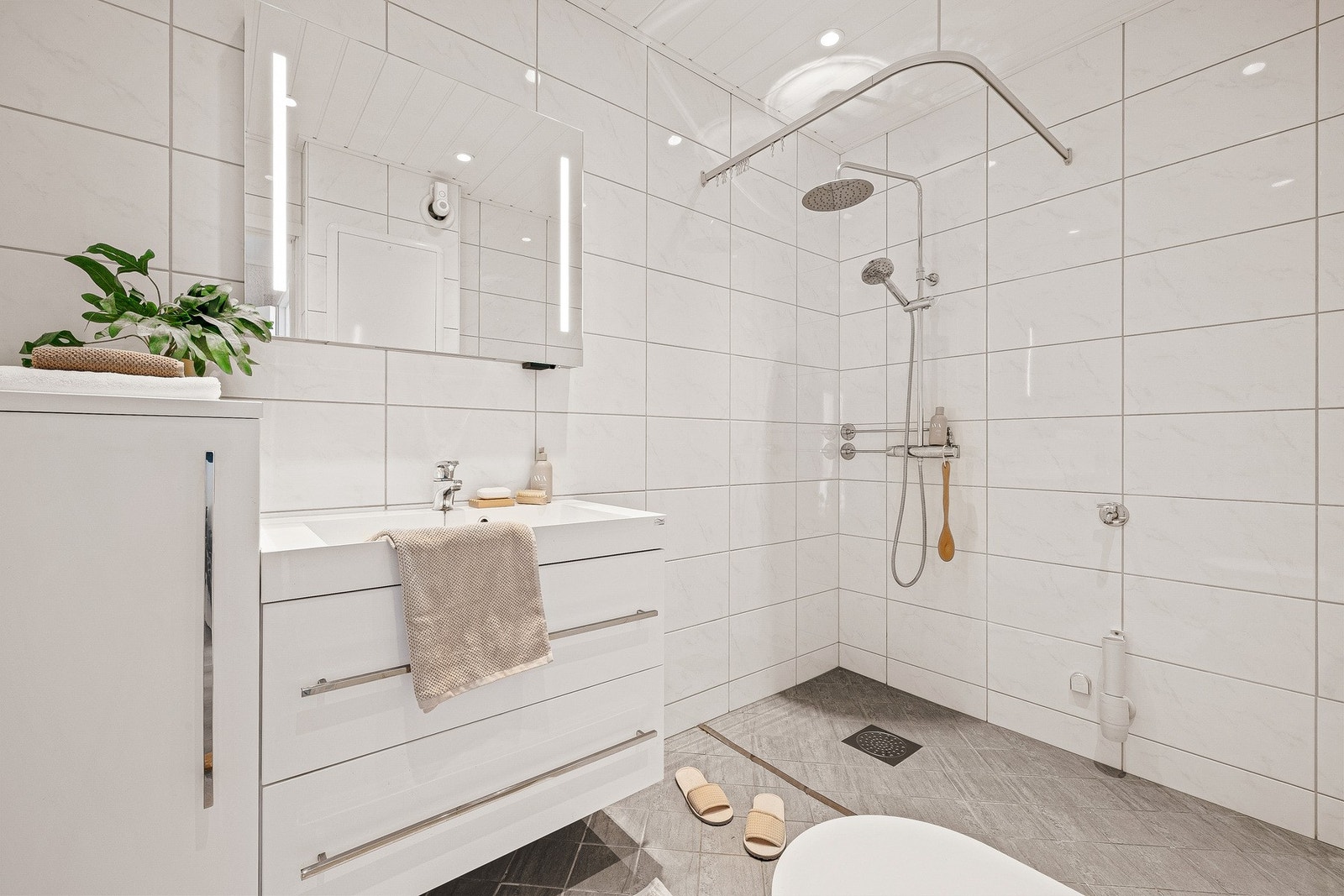 Her er det utstyrt med servant, skap, speil, toalett og dusj, samt opplegg for vaskemaskin Galleribilde