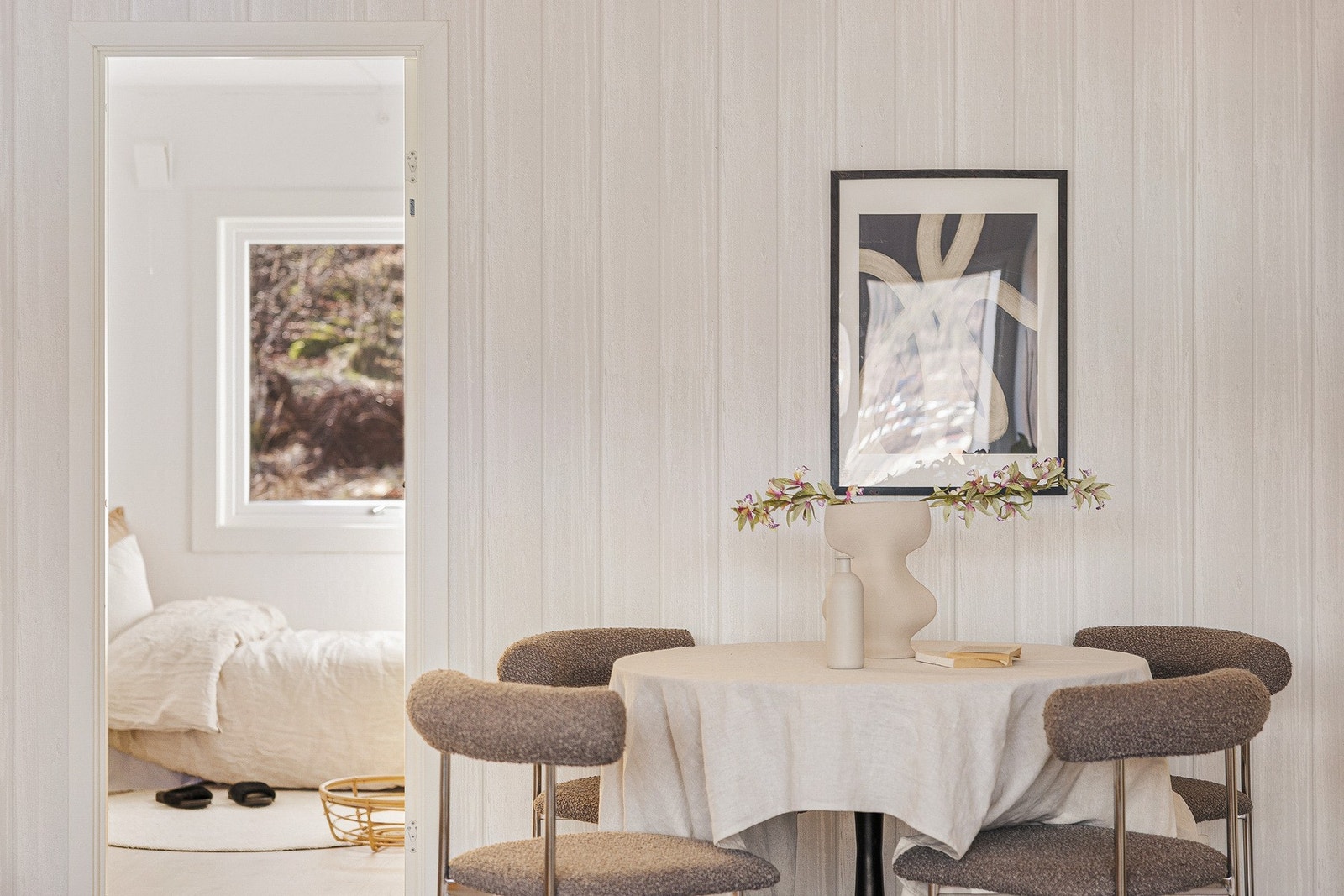 Fra stuen er det direkte inngang til det ene soverommet Galleribilde