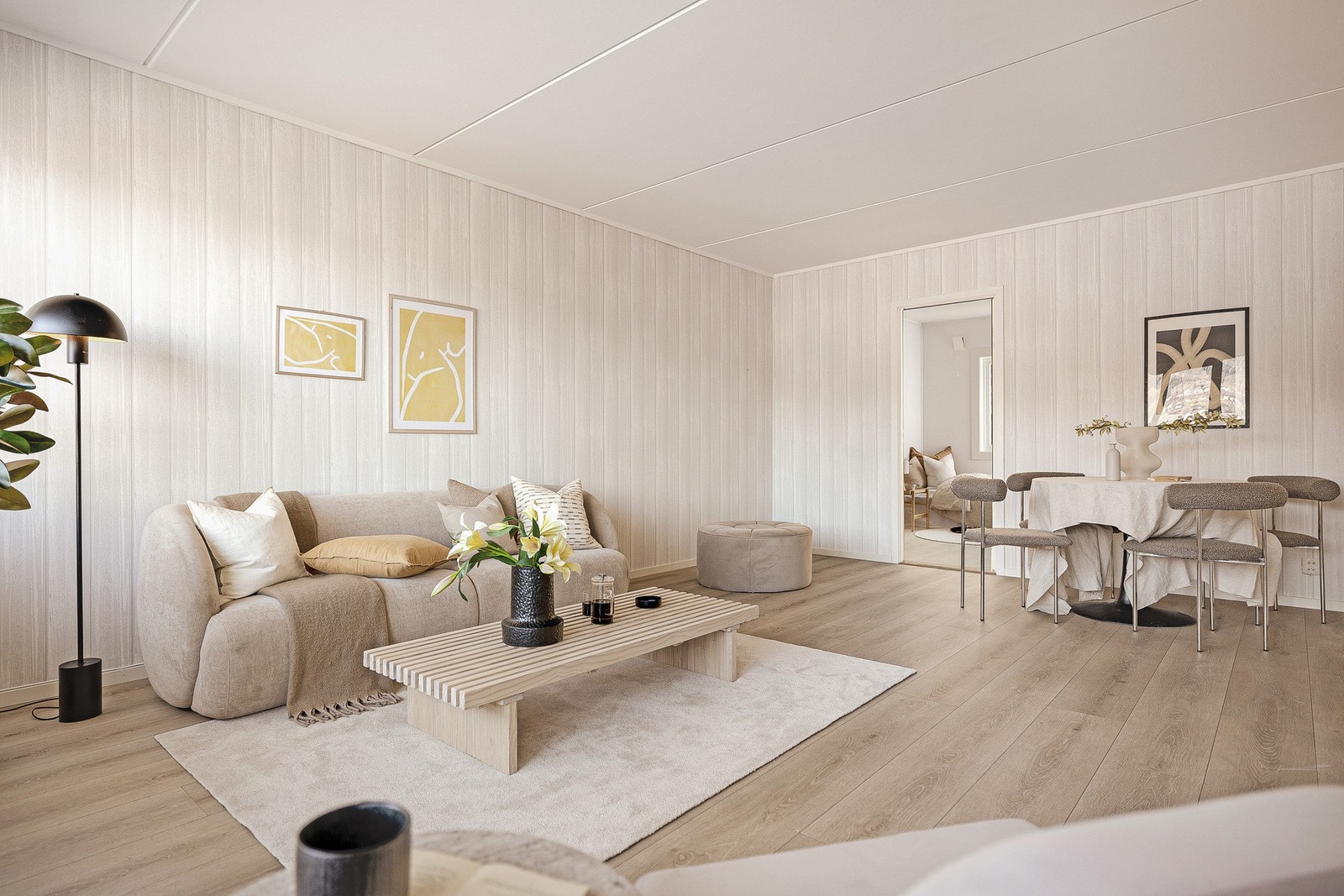 Planløsningen i leiligheten er god og det er rikelig med plass til både sofagruppe og spisebord Galleribilde