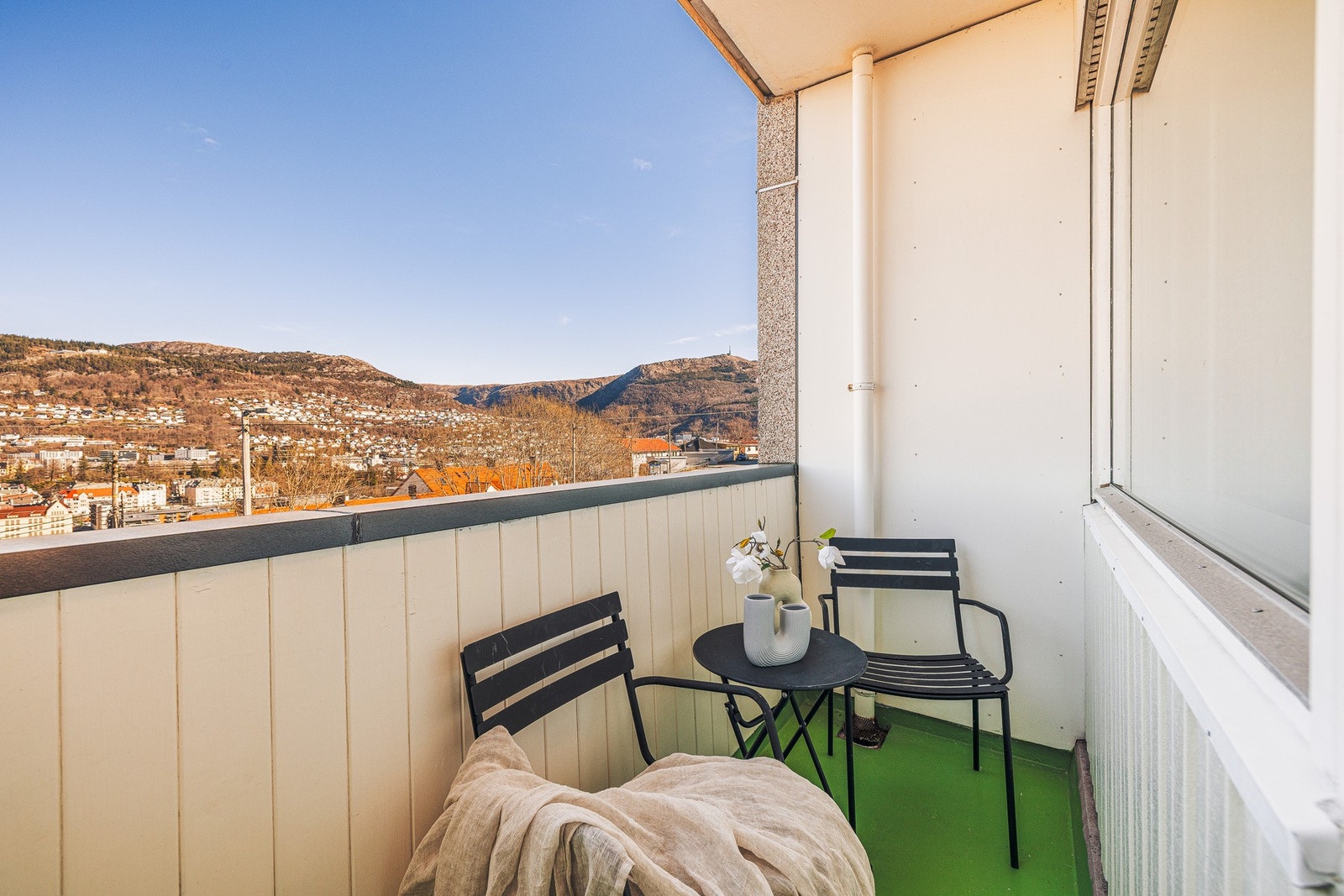 Altanen har plass til ønsket møblement og blir en fin forlengelse av stuen Galleribilde