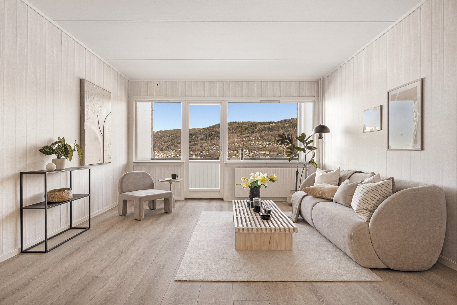 Leiligheten består av stue, kjøkken, tre soverom, bad, bod og to altaner Galleribilde