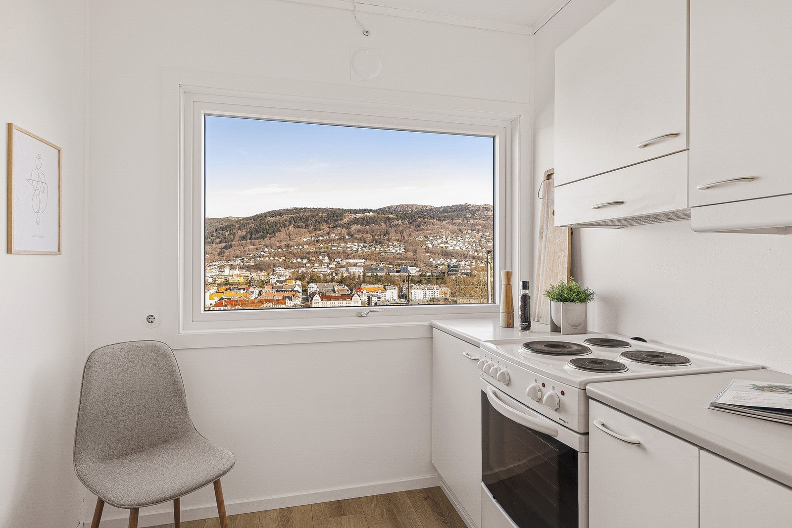 Selvsagt kan utsikten også nytes fra matlagingen! Galleribilde