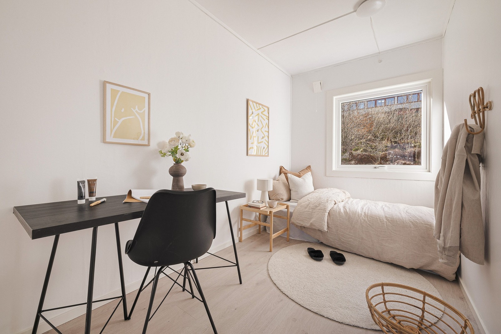 Her er det god plass til ønsket seng, skrivebord og garderobeløsning Galleribilde