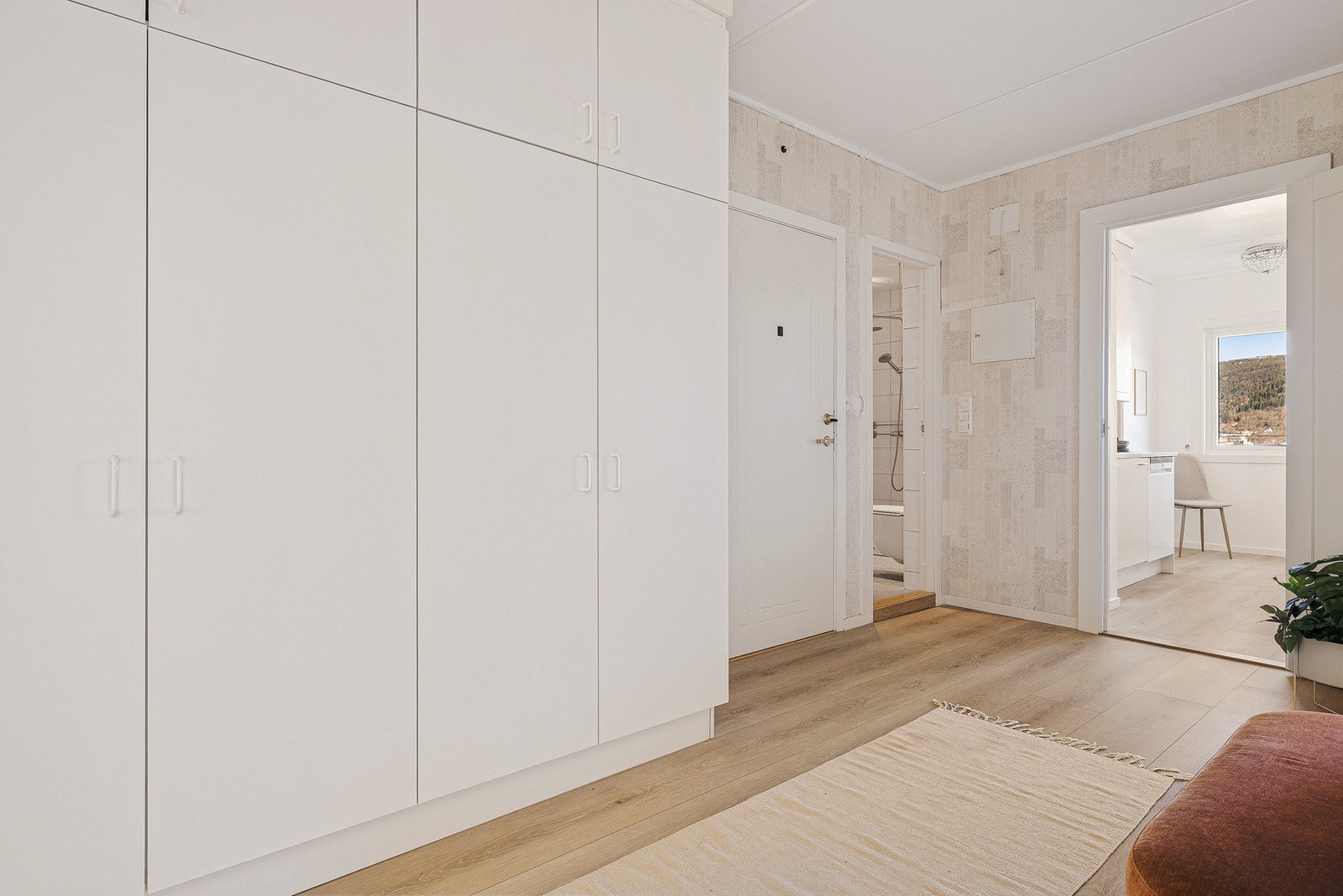 Vi beveger oss videre til kjøkkenet, som har direkte adkomst fra gangen Galleribilde