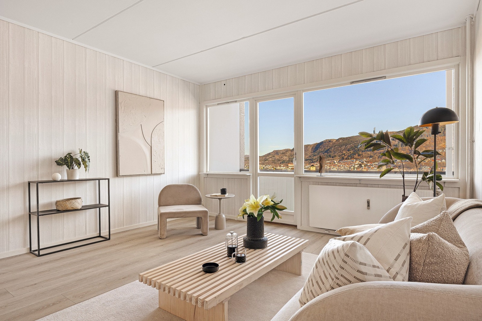 Lys og gjennomgående 4-roms leilighet med to altaner, utsikt og heis i bygget Galleribilde