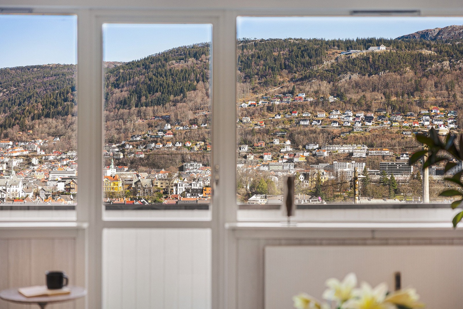 Fra stuen har du utgang til altan på nesten 4 kvadratmeter Galleribilde