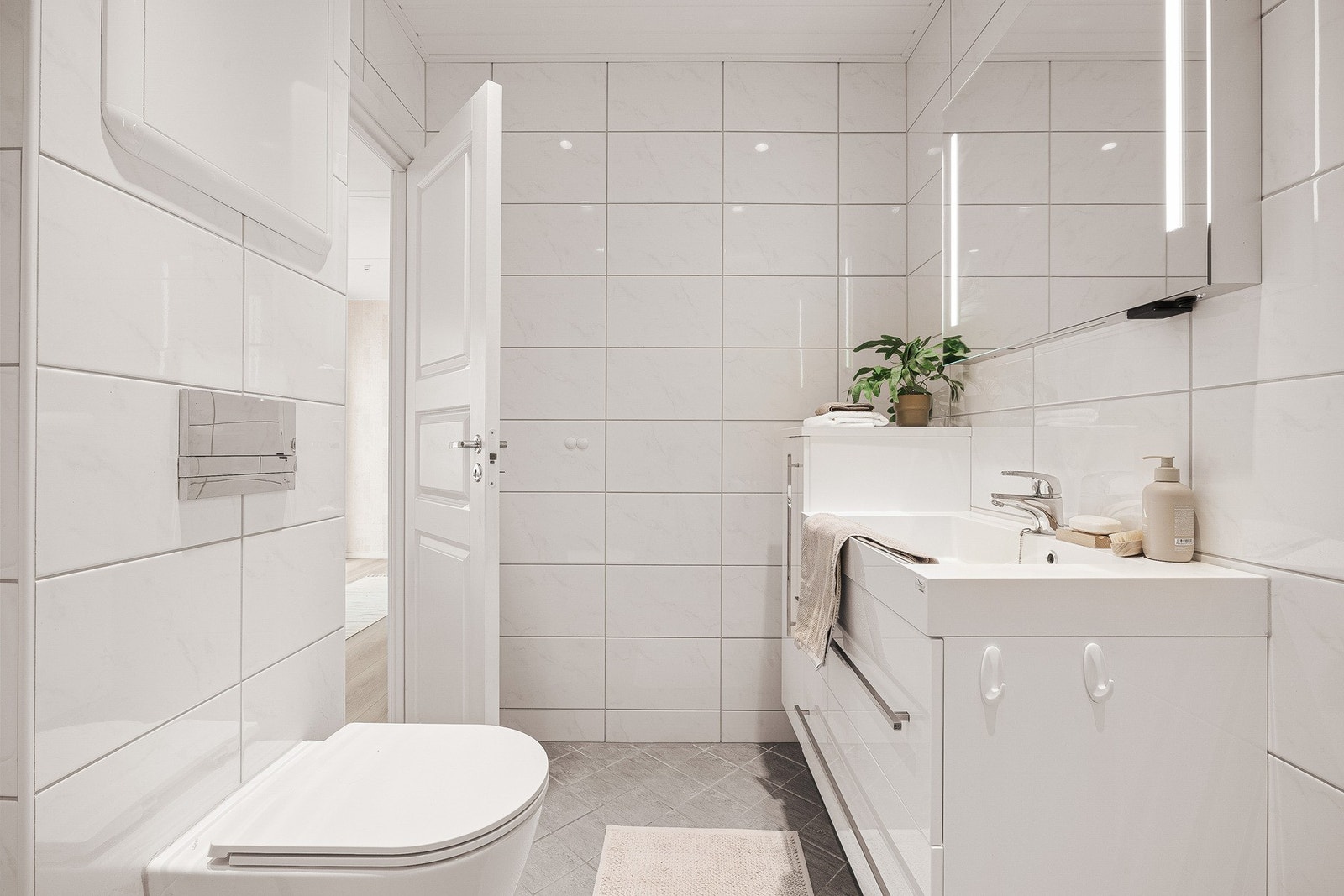 Badet ble oppgradert i 2018 og fremstår moderne og tidløst med lys innredning og varme i gulv Galleribilde