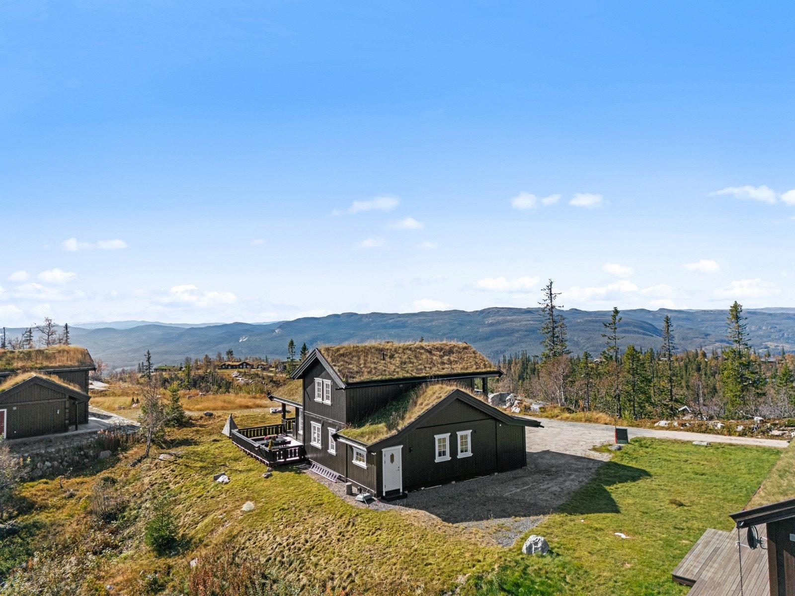 Eiendommen ligger fritt og usjenert på et høydedrag med panoramautsikt Galleribilde