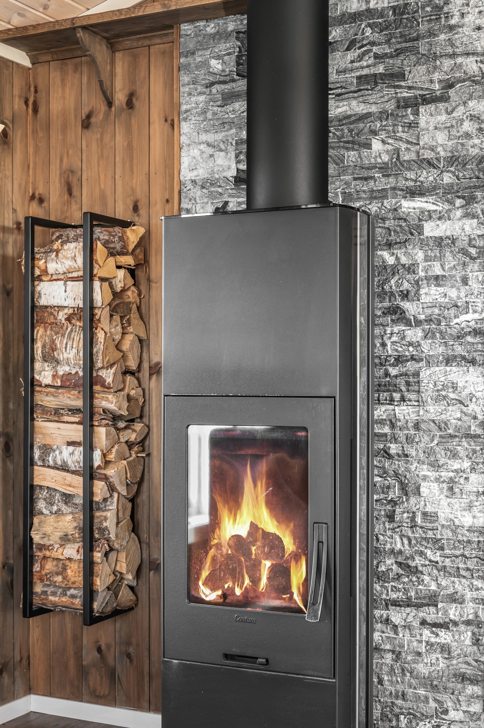 Moderne og rentbrennende peisovn Galleribilde