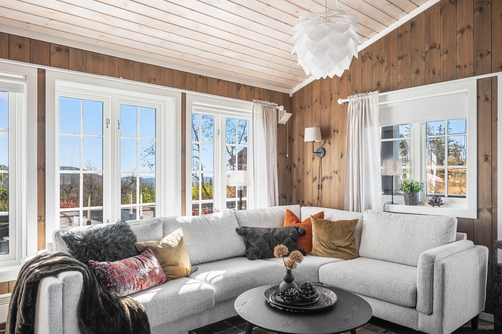 Koselig med hvitmalte himlinger og "laftet-panel" på vegger Galleribilde