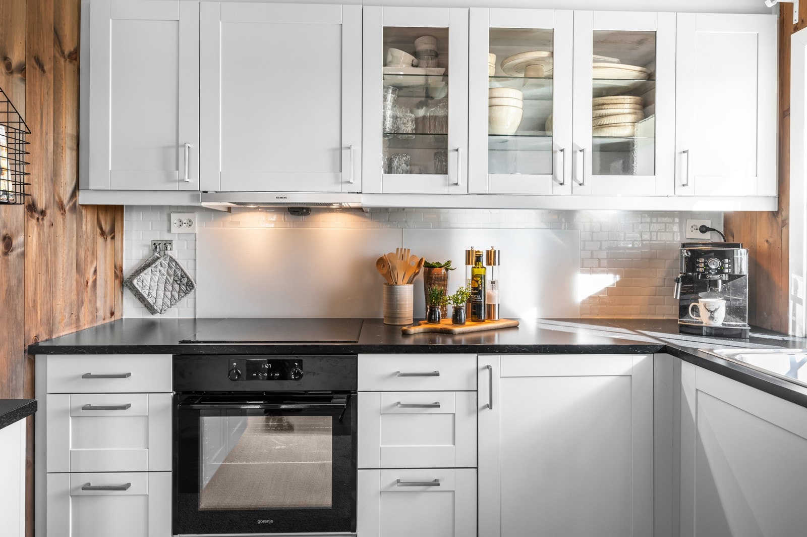 Lekkert hvit kjøkken med hvitevarer Galleribilde