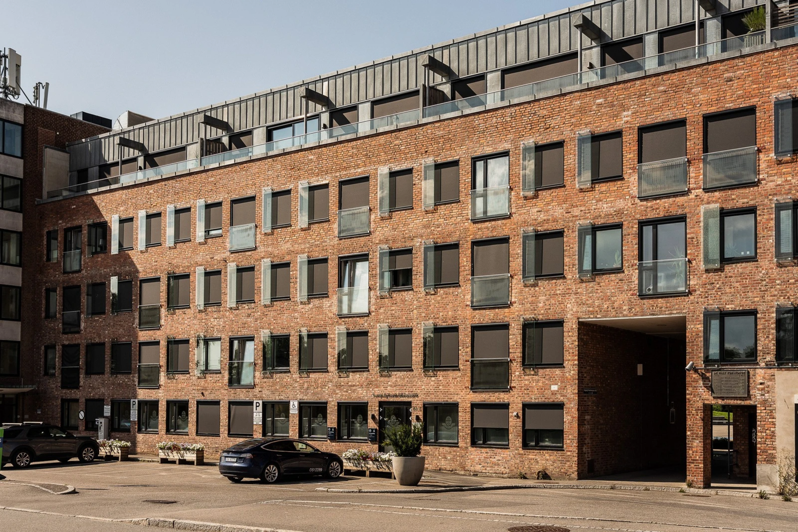 Bygget er et ærverdig fabrikklokale fra 1902 som ble omgjort til boliger og totalrenovert i 2020. Galleribilde