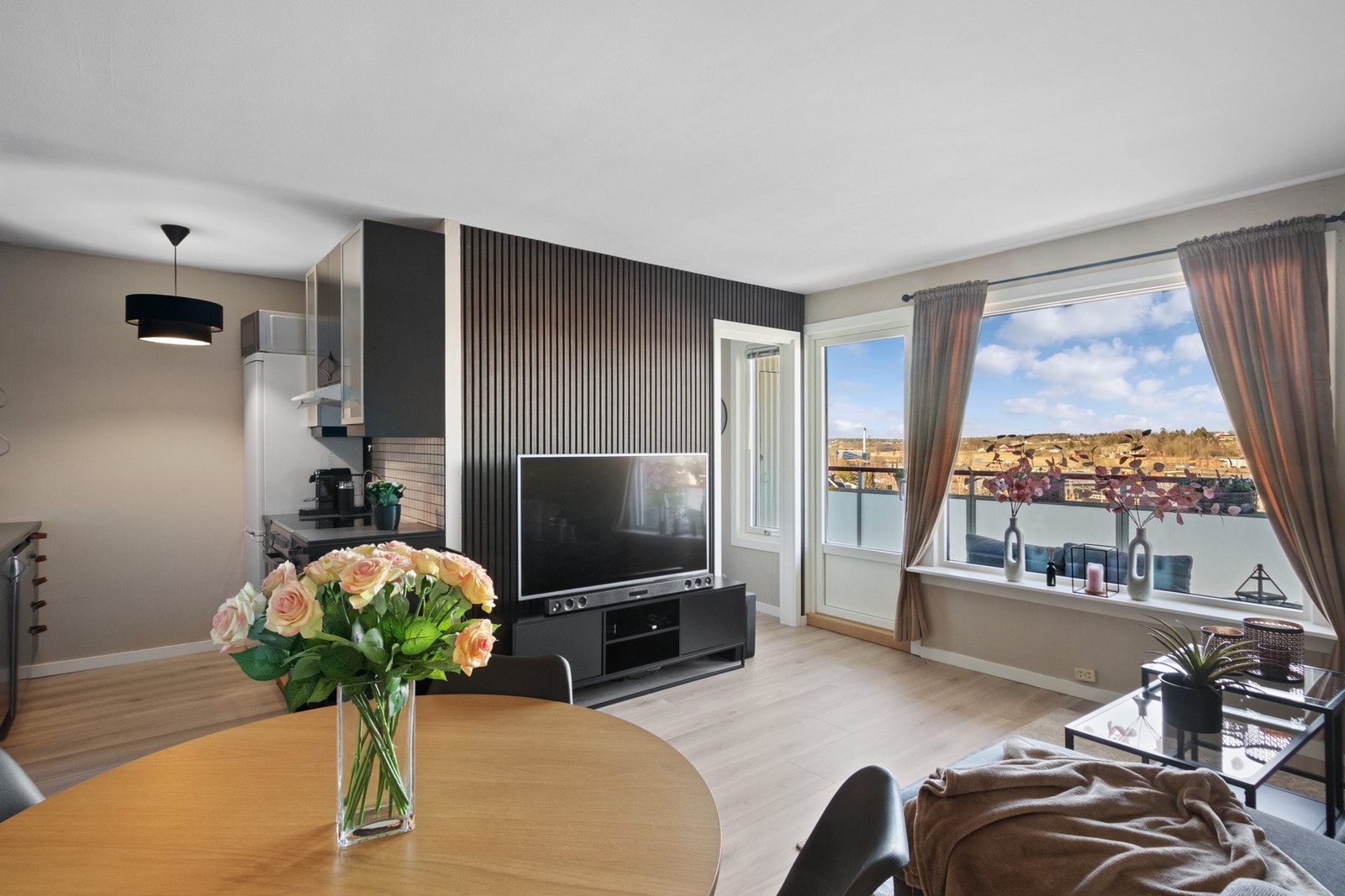 Nylig er det etablert en alkove i deler av stuen, med ny vegg og soft-close skyvedør (ikke omsøkt og godkjent). Galleribilde