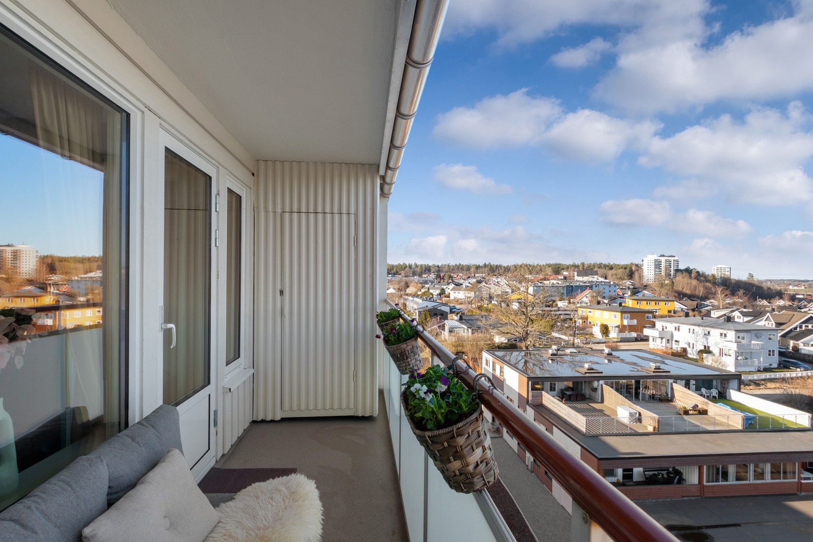 På balkongen er det en praktisk bod for lagring. Galleribilde