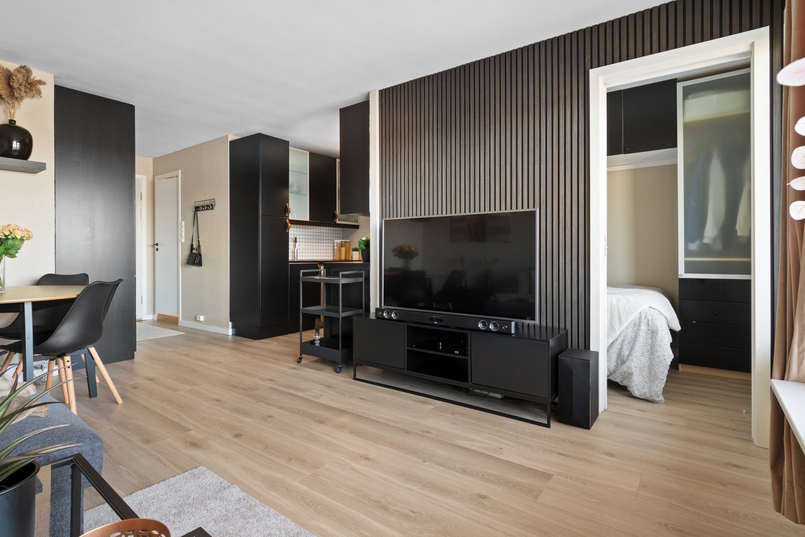 En mørk og trendy spilevegg gir ekstra liv til rommet. Galleribilde