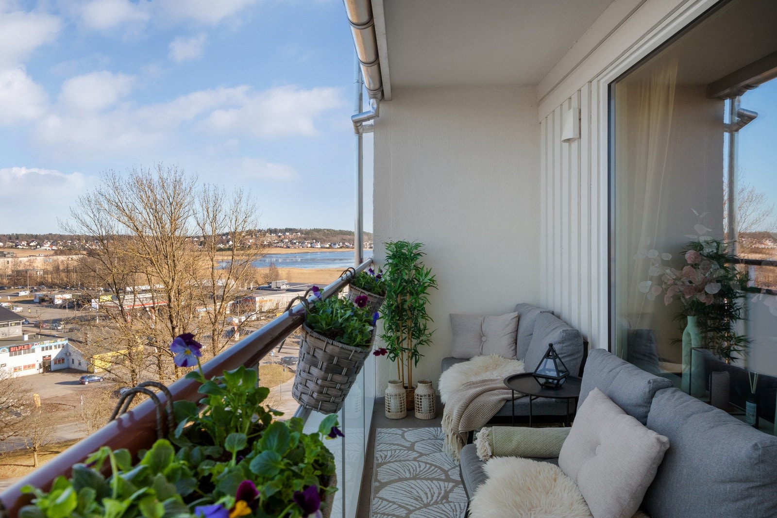 Balkongen vender mot nordøst, med vidstrakt utsikt og et areal på ca. 6 kvm. Galleribilde