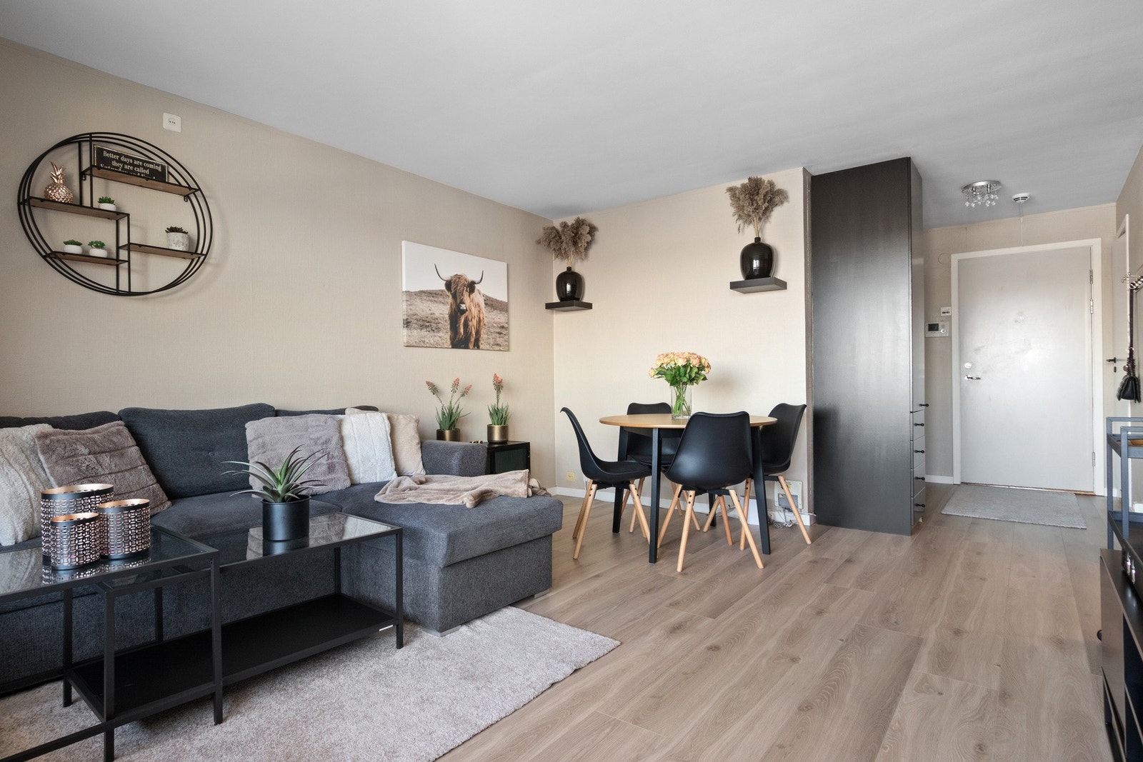 Det gode utformingen gjør stuen enkel å møblere med både spisebord og sofagruppe. Galleribilde