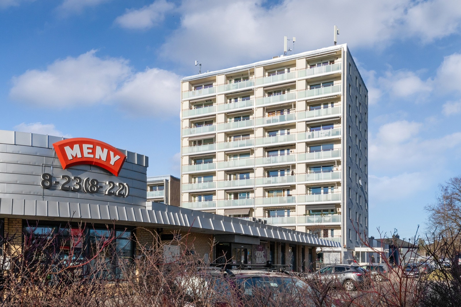 Rett utenfor døra er det busstopp og dagligvare. Galleribilde
